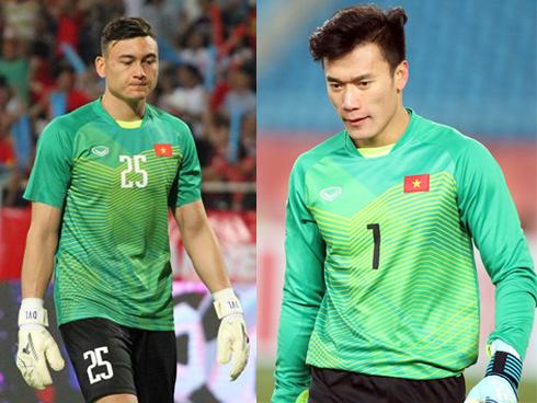 Ngồi ghế dự bị, thủ môn Bùi Tiến Dũng liên tục làm điều bất ngờ khi nhìn đồng đội tỏa sáng trên sân-4