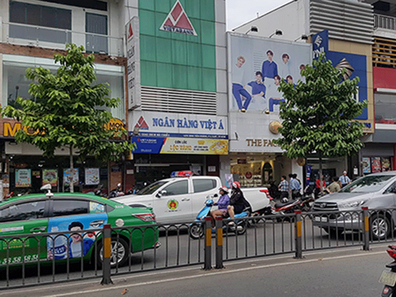 Nhận diện kẻ dí súng cướp 1,1 tỷ ở ngân hàng Việt Á-2