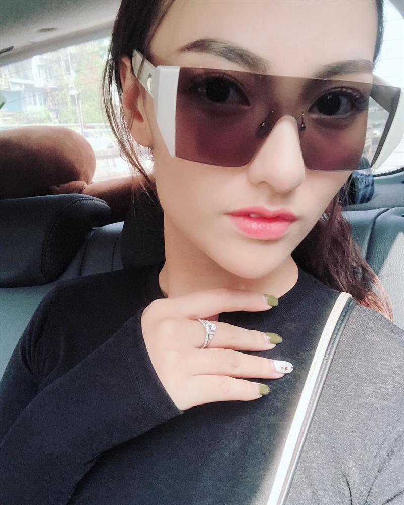 Linh Chi diện bikini khoe vòng 1 trễ nải, tình tứ ôm Lâm Vinh Hải ở bể bơi-8