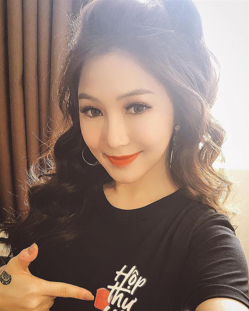 Linh Chi diện bikini khoe vòng 1 trễ nải, tình tứ ôm Lâm Vinh Hải ở bể bơi-9