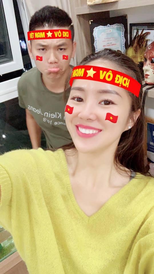 Linh Chi diện bikini khoe vòng 1 trễ nải, tình tứ ôm Lâm Vinh Hải ở bể bơi-11