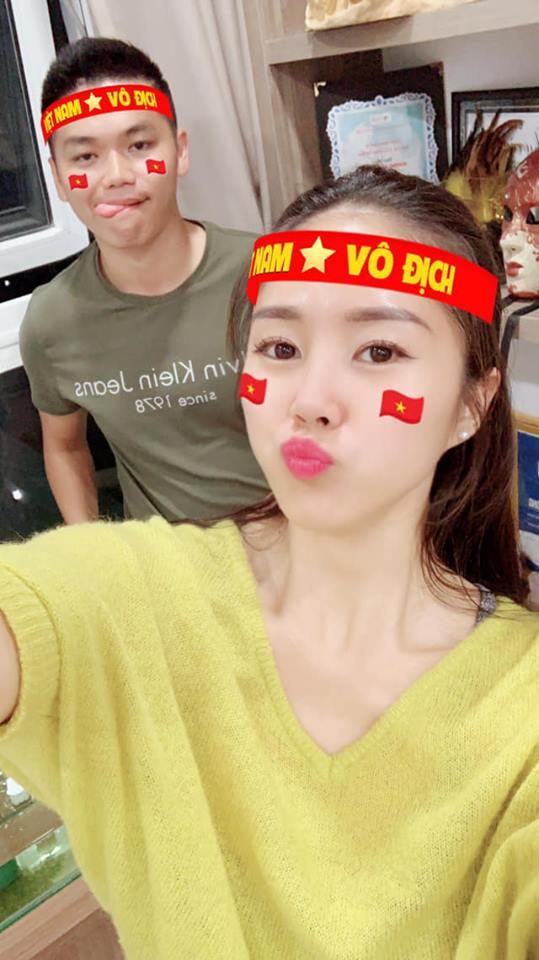 Linh Chi diện bikini khoe vòng 1 trễ nải, tình tứ ôm Lâm Vinh Hải ở bể bơi-12