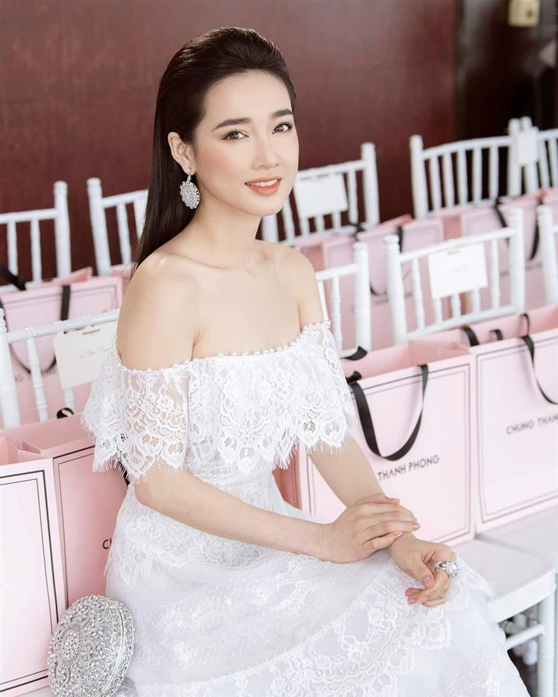 Linh Chi diện bikini khoe vòng 1 trễ nải, tình tứ ôm Lâm Vinh Hải ở bể bơi-5