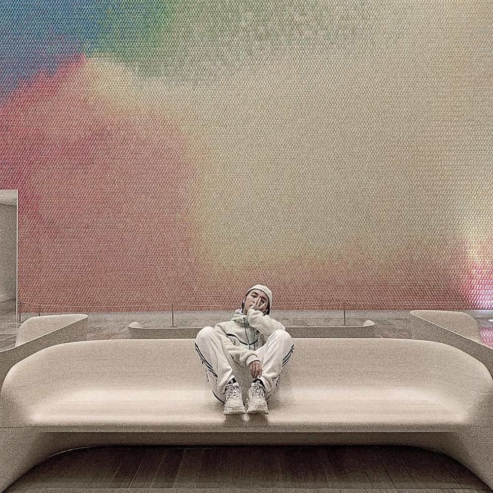 Linh Chi diện bikini khoe vòng 1 trễ nải, tình tứ ôm Lâm Vinh Hải ở bể bơi-6