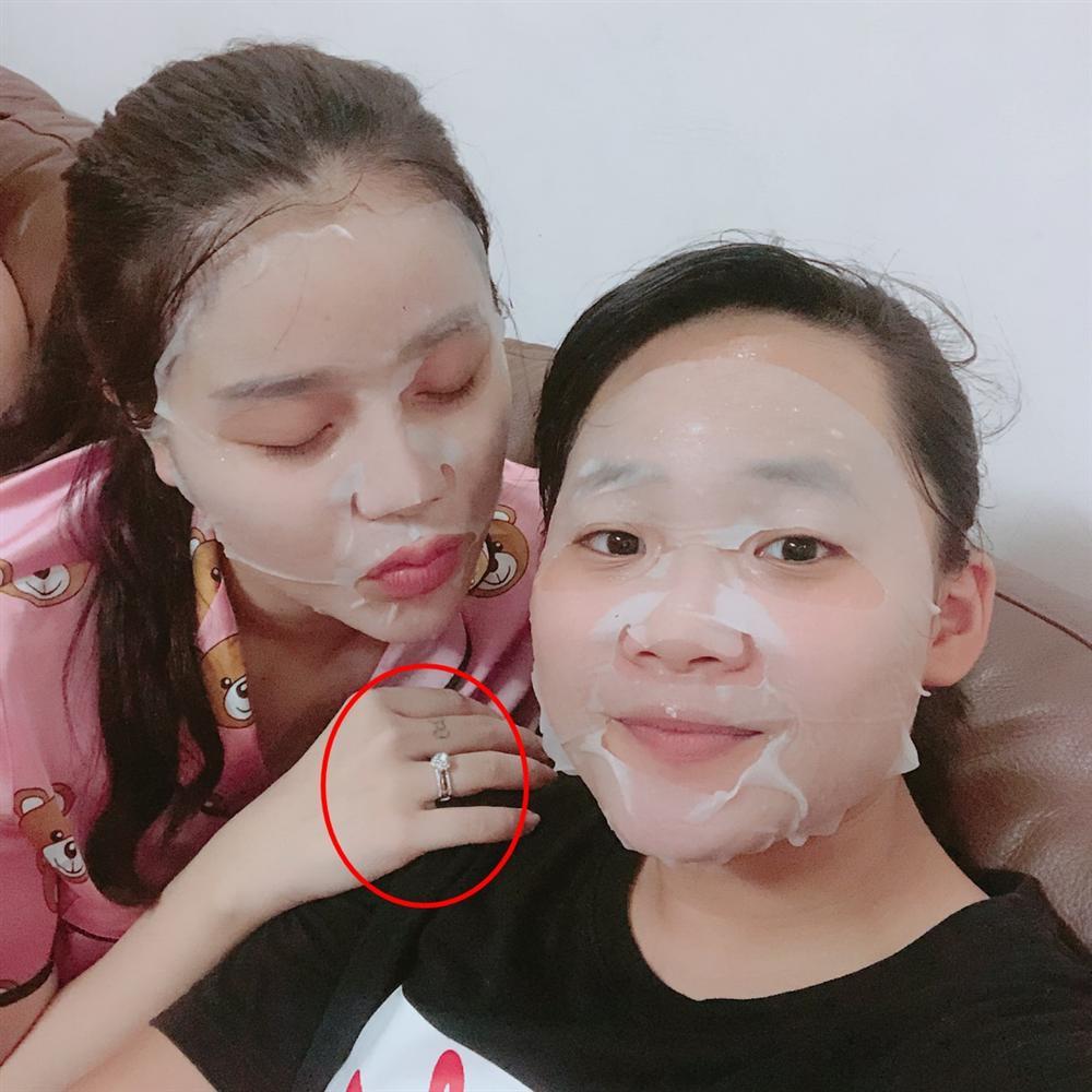 Bạn gái hết đội khăn voan cô dâu lại đeo nhẫn kim cương, Bùi Tiến Dũng bị nghi ngờ sắp theo vợ bỏ cuộc chơi-4