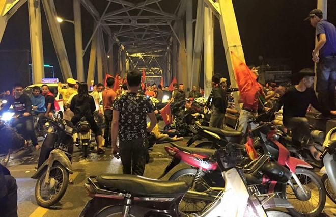 Hàng loạt tai nạn, va chạm sau đêm bão mừng chiến thắng của tuyển Việt Nam-1