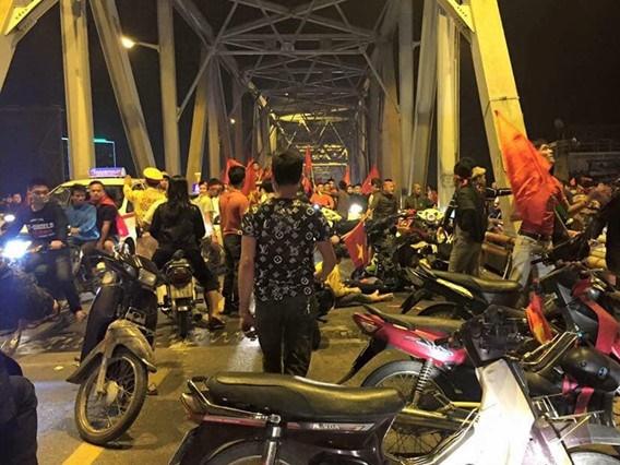 Tai nạn thảm khốc trên cầu Sài Gòn, cha ôm thi thể con trai khóc ngất-3