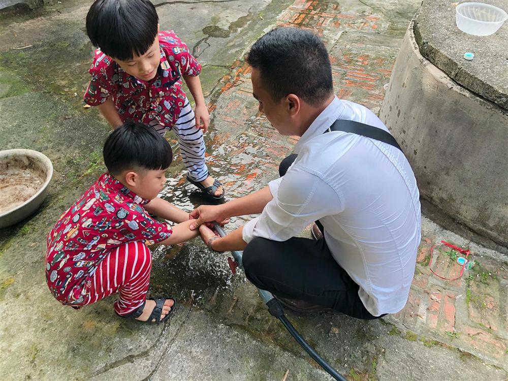 Vừa làm lành sau cơn giận ngút trời của vợ, ông xã BTV Hoàng Linh đã thể hiện sự lãng mạn đánh gục mọi chị em-6