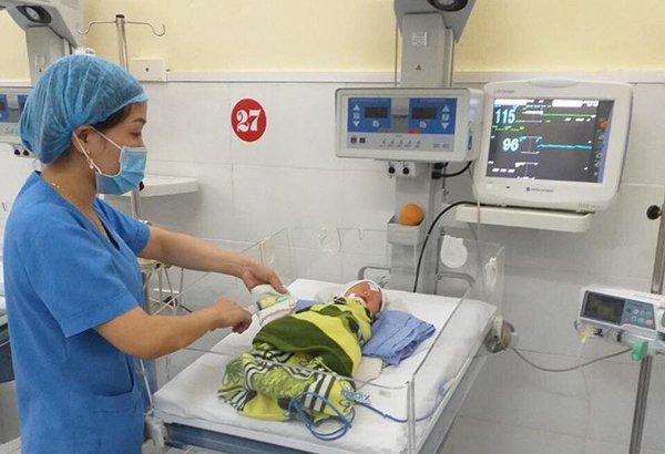 2 chân thai nhi thò hết ra ngoài, mẹ bầu mới đến viện cấp cứu-1