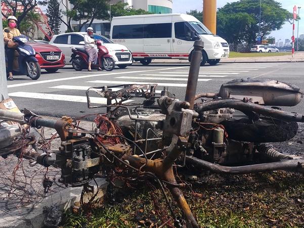 Cơ sở sang chiết xăng dầu bốc cháy ngùn ngụt, 2 người bỏng nặng-2