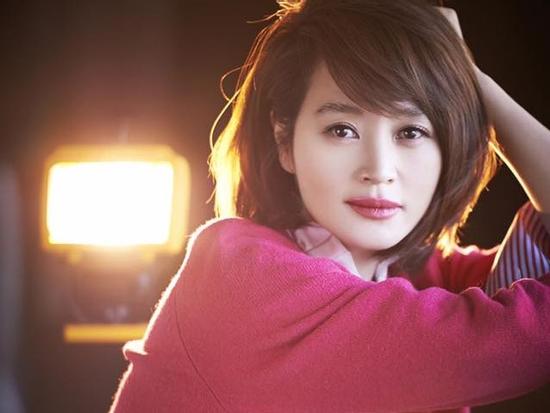 'Chị đại' U50 Kim Hye Soo khoe nhan sắc trẻ đẹp khó tin trong bộ ảnh mới