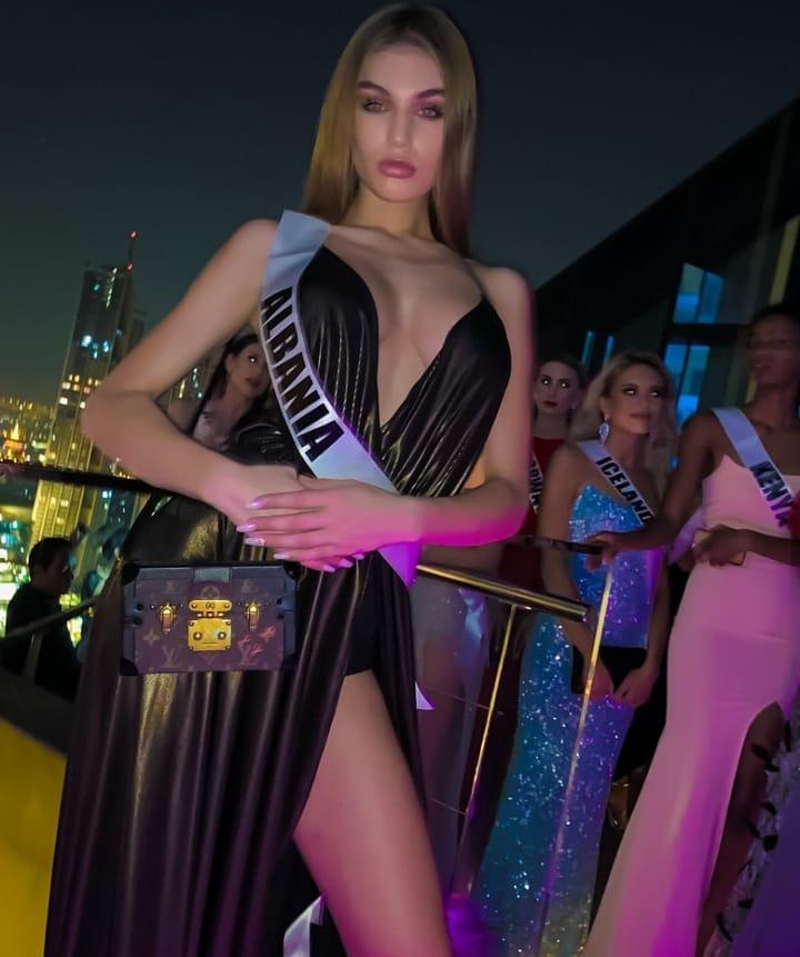 Thí sinh tạo dáng phản cảm, bị nghi trốn khỏi Hoa hậu Hoàn vũ hóa ra chính là quả bom sex nổi tiếng-2