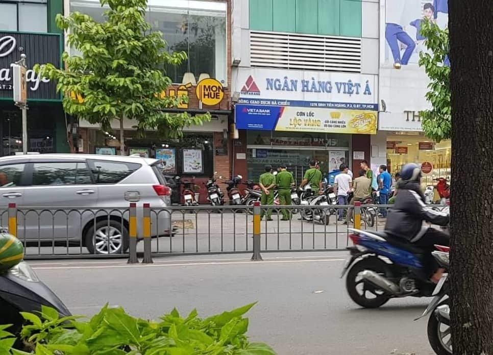 Nhận diện kẻ dí súng cướp 1,1 tỷ ở ngân hàng Việt Á-1