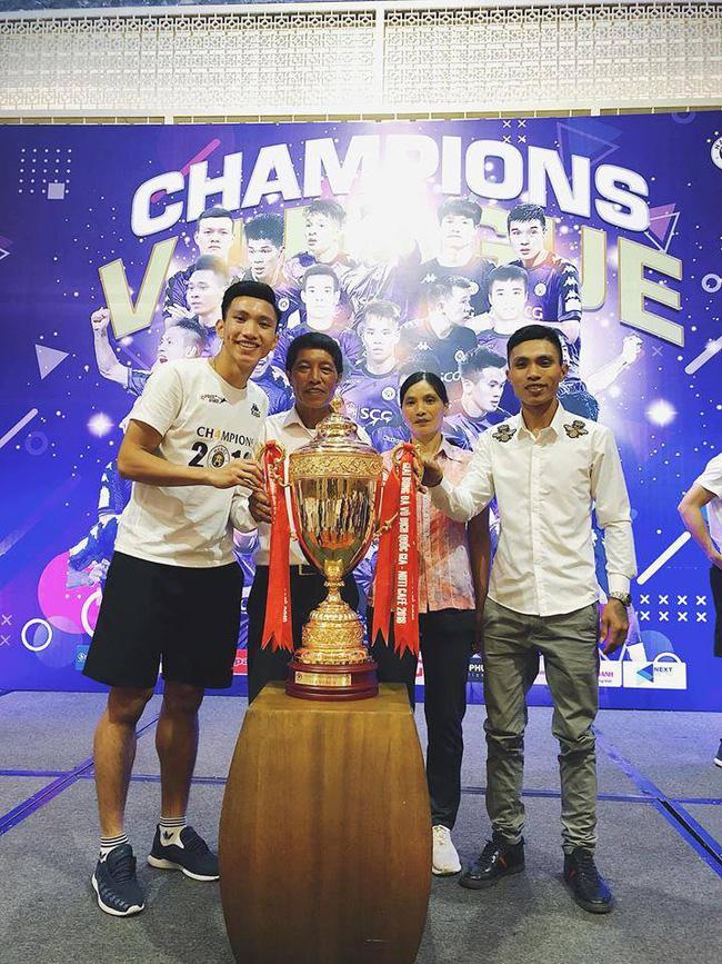 Luôn mặc một chiếc áo giản dị đi cổ vũ con trai ở khắp các đấu trường, mẹ Đoàn Văn Hậu khiến fan đau đầu đoán nguyên nhân-4