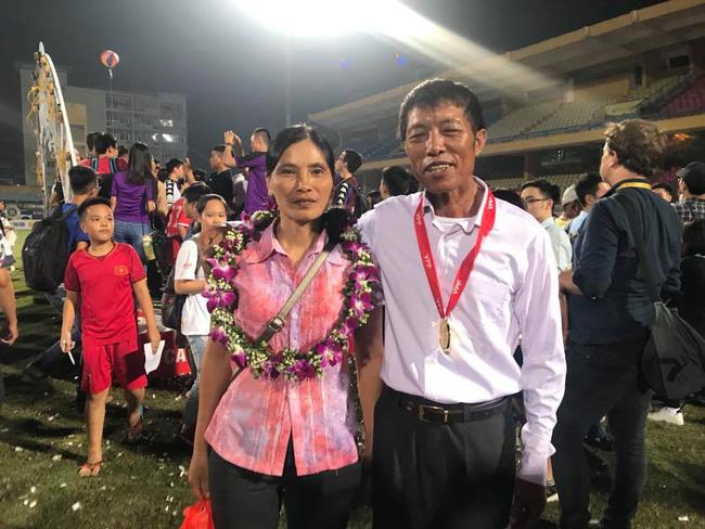 Luôn mặc một chiếc áo giản dị đi cổ vũ con trai ở khắp các đấu trường, mẹ Đoàn Văn Hậu khiến fan đau đầu đoán nguyên nhân-3