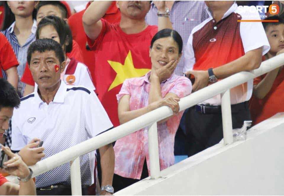 Luôn mặc một chiếc áo giản dị đi cổ vũ con trai ở khắp các đấu trường, mẹ Đoàn Văn Hậu khiến fan đau đầu đoán nguyên nhân-1