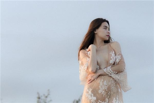 Chỉ 12 giây khoe nửa vòng 1 hững hờ, Hồ Ngọc Hà gây giật mình khi mém tí là lộ hàng-6