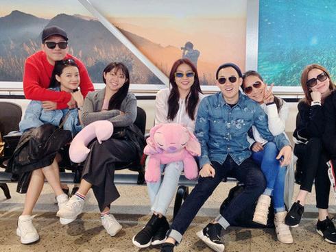 'Vác' bụng bầu vượt mặt theo Trường Giang đi diễn, Nhã Phương được ông xã 'cưng hơn trứng mỏng'