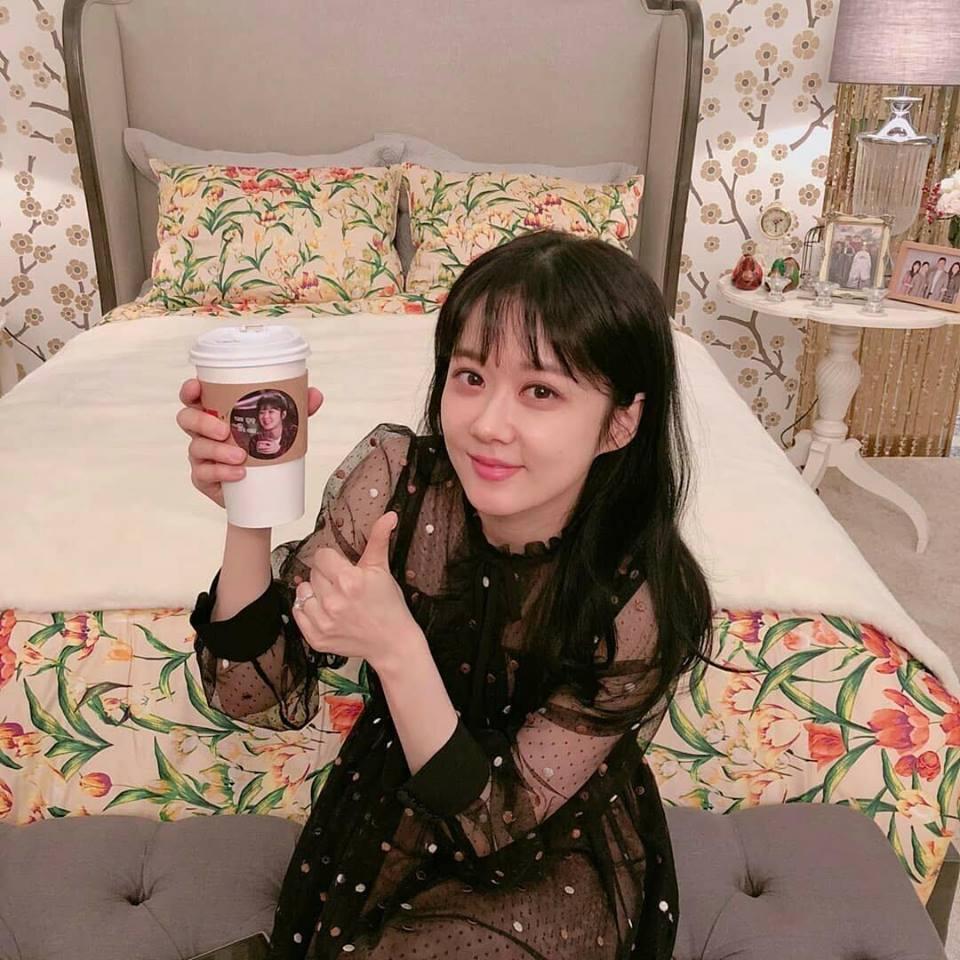 Mỹ nhân không tuổi Jang Na Ra bất ngờ khi được tình cũ gửi quà tặng-2