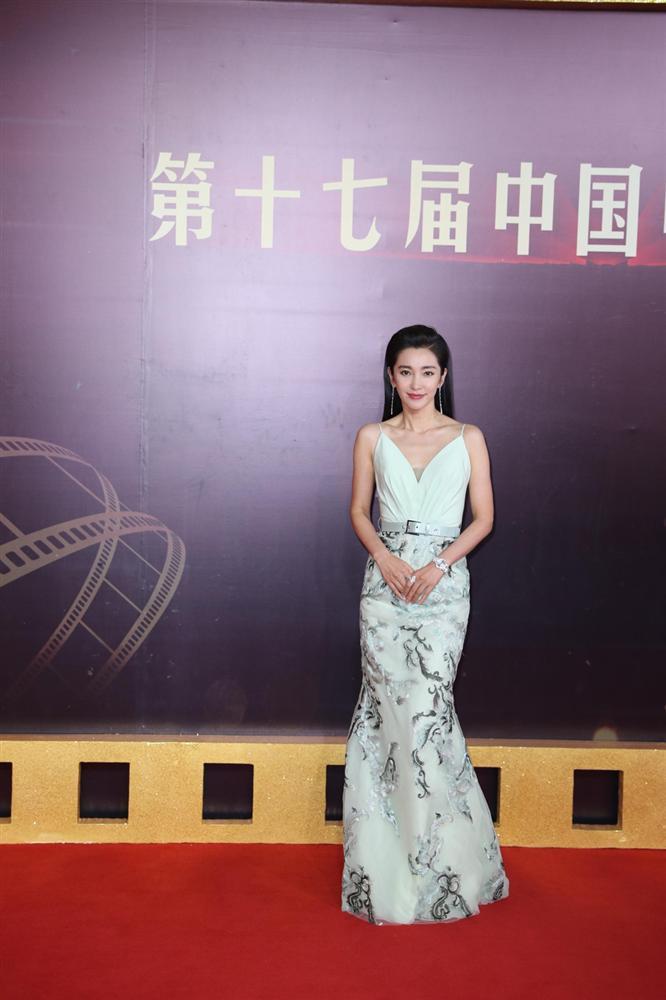 Cặp bạn thân trở mặt thành thù Đường Yên và Dương Mịch đẹp bất phân thắng bại trên thảm đỏ Hoa Biểu lần thứ 17-9