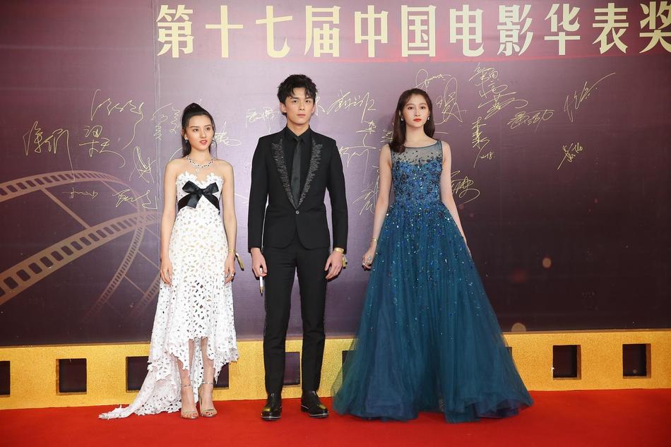 Cặp bạn thân trở mặt thành thù Đường Yên và Dương Mịch đẹp bất phân thắng bại trên thảm đỏ Hoa Biểu lần thứ 17-13