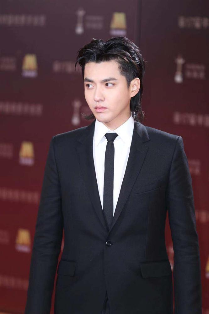 Cặp bạn thân trở mặt thành thù Đường Yên và Dương Mịch đẹp bất phân thắng bại trên thảm đỏ Hoa Biểu lần thứ 17-16