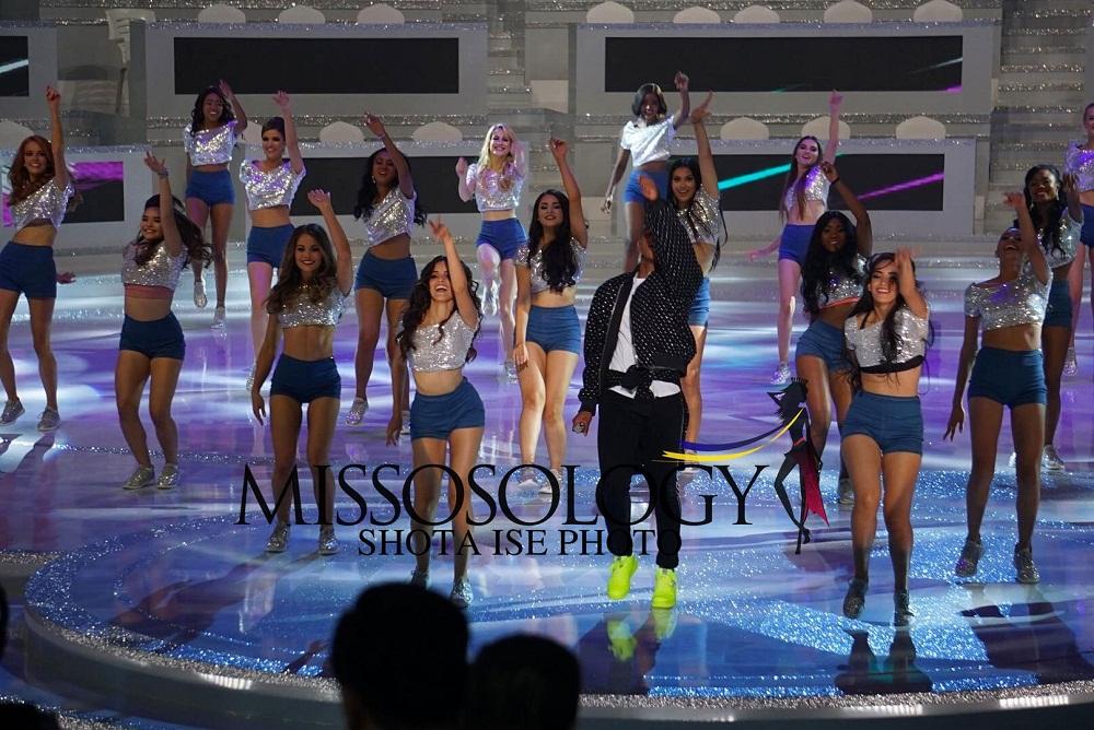 Tiểu Vy cùng dàn thí sinh đồng diễn mở màn đêm chung kết-3