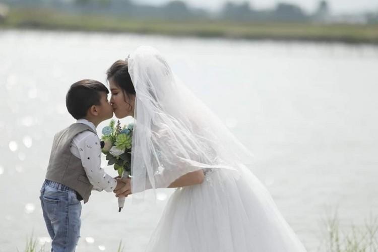 Xúc động câu chuyện ẩn sau bộ ảnh cưới mẹ đơn thân chụp cùng con trai-1