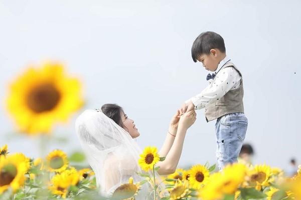 Xúc động câu chuyện ẩn sau bộ ảnh cưới mẹ đơn thân chụp cùng con trai-2