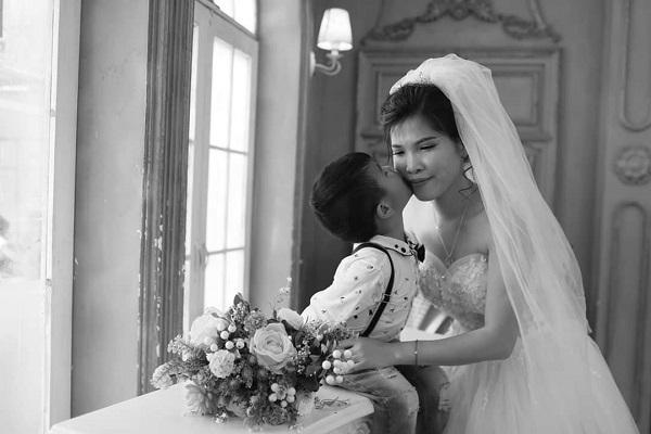 Xúc động câu chuyện ẩn sau bộ ảnh cưới mẹ đơn thân chụp cùng con trai-3