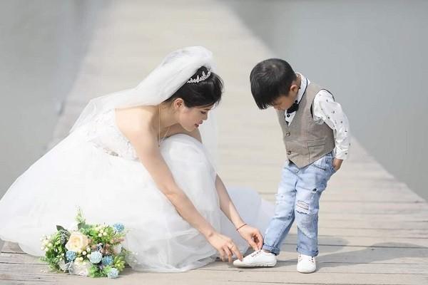Xúc động câu chuyện ẩn sau bộ ảnh cưới mẹ đơn thân chụp cùng con trai-4