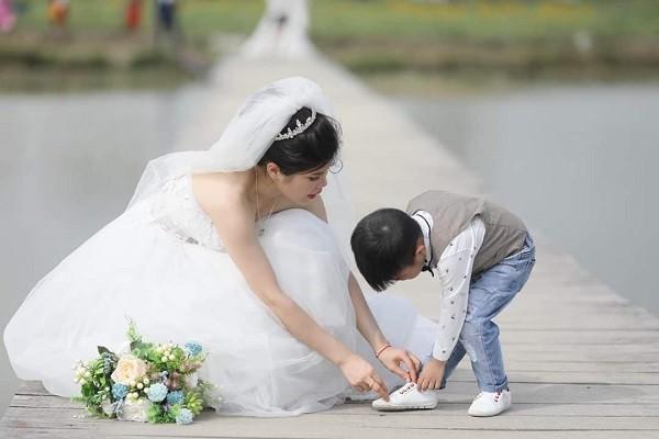 Xúc động câu chuyện ẩn sau bộ ảnh cưới mẹ đơn thân chụp cùng con trai-5