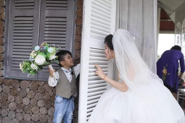 Xúc động câu chuyện ẩn sau bộ ảnh cưới mẹ đơn thân chụp cùng con trai-6