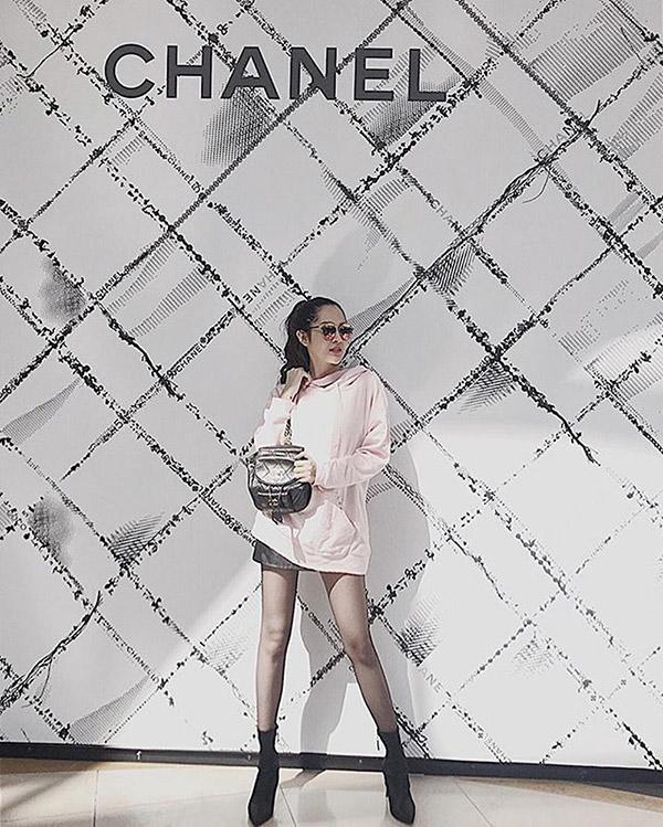 Học sao Việt cách kéo dài đôi chân như siêu mẫu với tủ quần áo sẵn có trong mùa đông giá lạnh-2