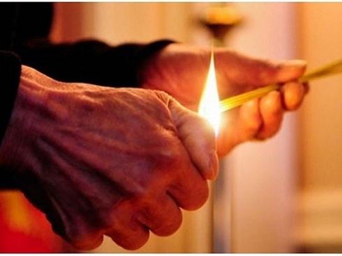 Gia đình ngày càng nghèo kiết xác, không ngóc đầu lên được vì phạm lỗi này khi thắp hương