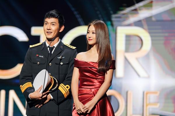 Song Luân hát nhạc phim Hậu duệ mặt trời cực ngọt trên sân khấu Giải thưởng Hàn lâm sáng tạo châu Á 2018-1