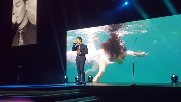 Song Luân hát nhạc phim Hậu duệ mặt trời cực ngọt trên sân khấu Giải thưởng Hàn lâm sáng tạo châu Á 2018-2