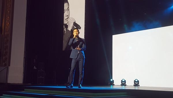 Song Luân hát nhạc phim Hậu duệ mặt trời cực ngọt trên sân khấu Giải thưởng Hàn lâm sáng tạo châu Á 2018-3