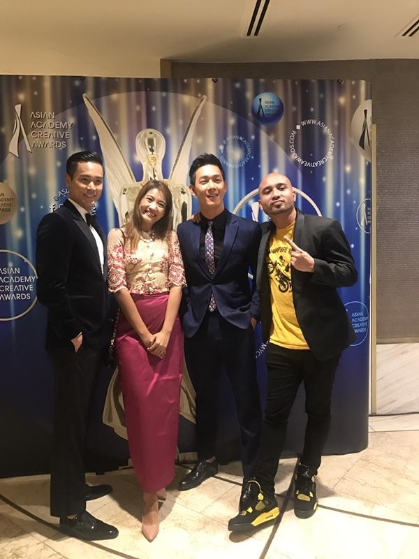 Song Luân hát nhạc phim Hậu duệ mặt trời cực ngọt trên sân khấu Giải thưởng Hàn lâm sáng tạo châu Á 2018-5