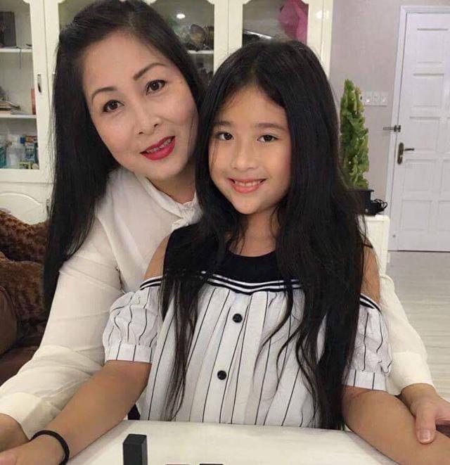 Hai con lớn giỏi giang, đa tài nhưng ít ai biết rằng nghệ sĩ Hồng Vân còn một cô út xinh xắn, nhiều tài lẻ không kém anh chị-9