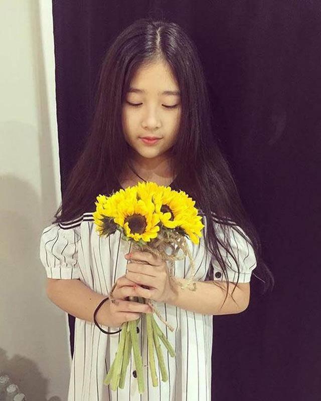 Hai con lớn giỏi giang, đa tài nhưng ít ai biết rằng nghệ sĩ Hồng Vân còn một cô út xinh xắn, nhiều tài lẻ không kém anh chị-7