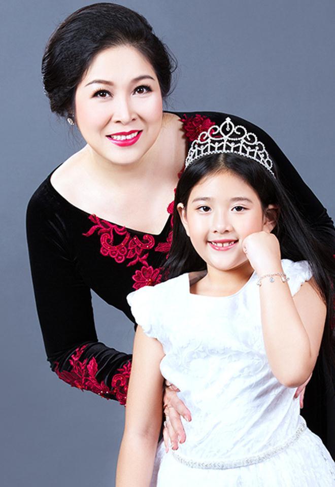 Hai con lớn giỏi giang, đa tài nhưng ít ai biết rằng nghệ sĩ Hồng Vân còn một cô út xinh xắn, nhiều tài lẻ không kém anh chị-10