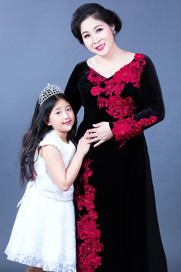 Hai con lớn giỏi giang, đa tài nhưng ít ai biết rằng nghệ sĩ Hồng Vân còn một cô út xinh xắn, nhiều tài lẻ không kém anh chị-6