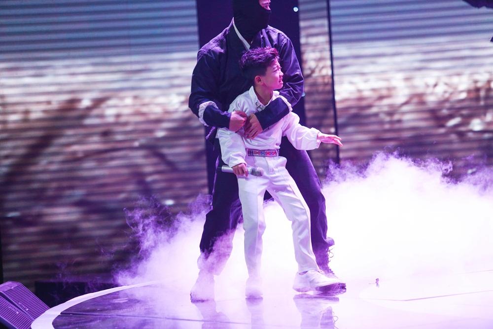 Thí sinh được cho là cài cắm vào Giọng hát Việt nhí khiến các HLV say như điếu đổ với Ngắm hoa lệ rơi-1