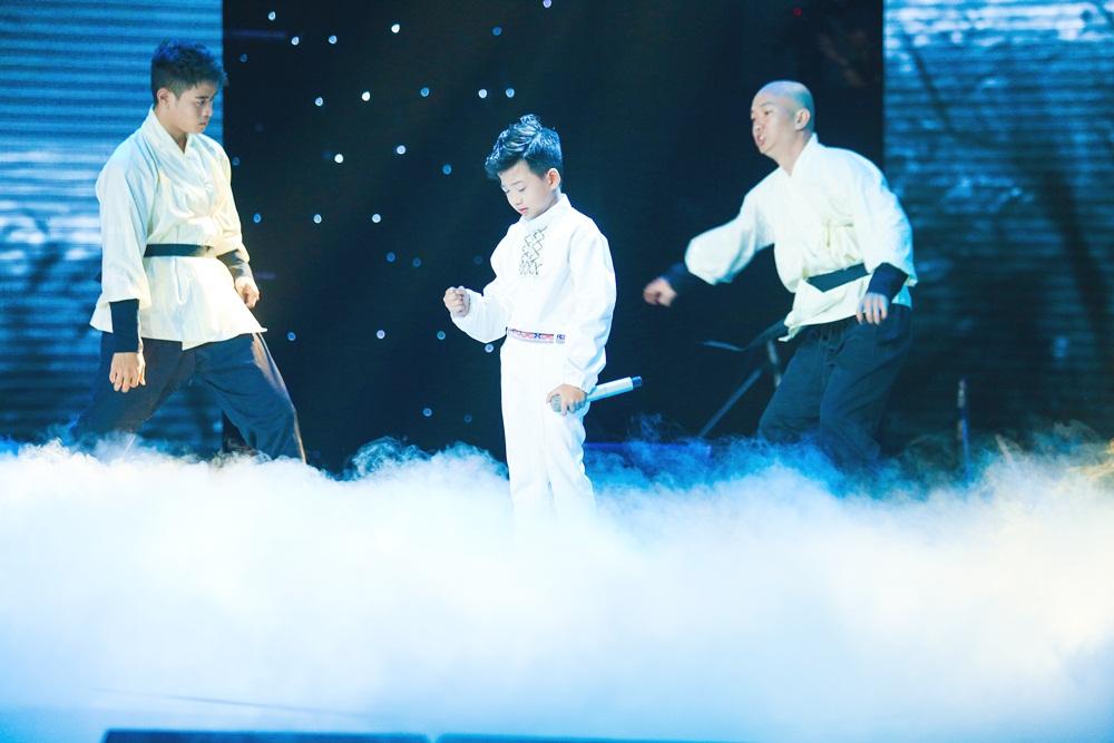 Thí sinh được cho là cài cắm vào Giọng hát Việt nhí khiến các HLV say như điếu đổ với Ngắm hoa lệ rơi-2