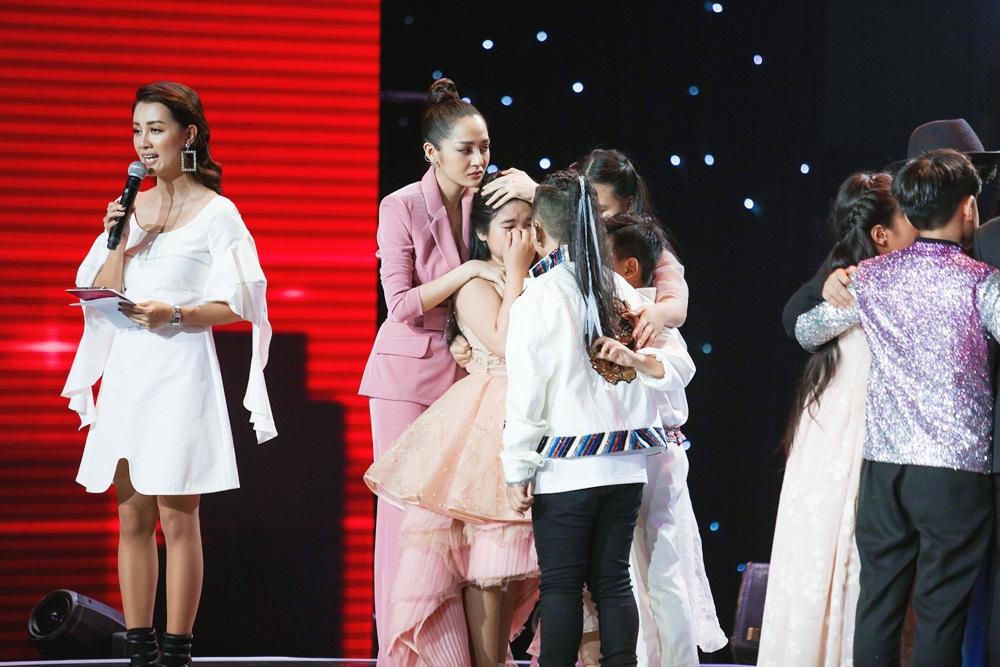 Thí sinh được cho là cài cắm vào Giọng hát Việt nhí khiến các HLV say như điếu đổ với Ngắm hoa lệ rơi-3