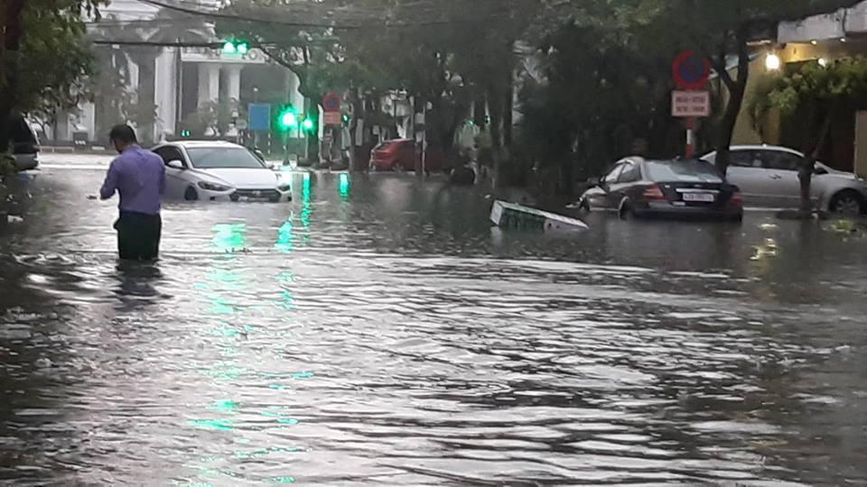 Đà Nẵng mưa cực to, ngập chưa từng có-10
