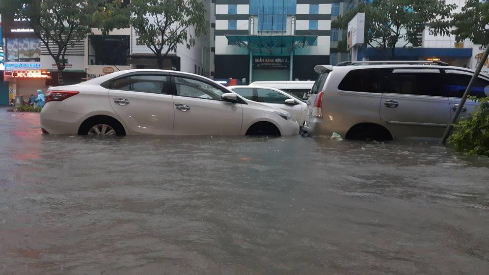 Đà Nẵng mưa cực to, ngập chưa từng có-17