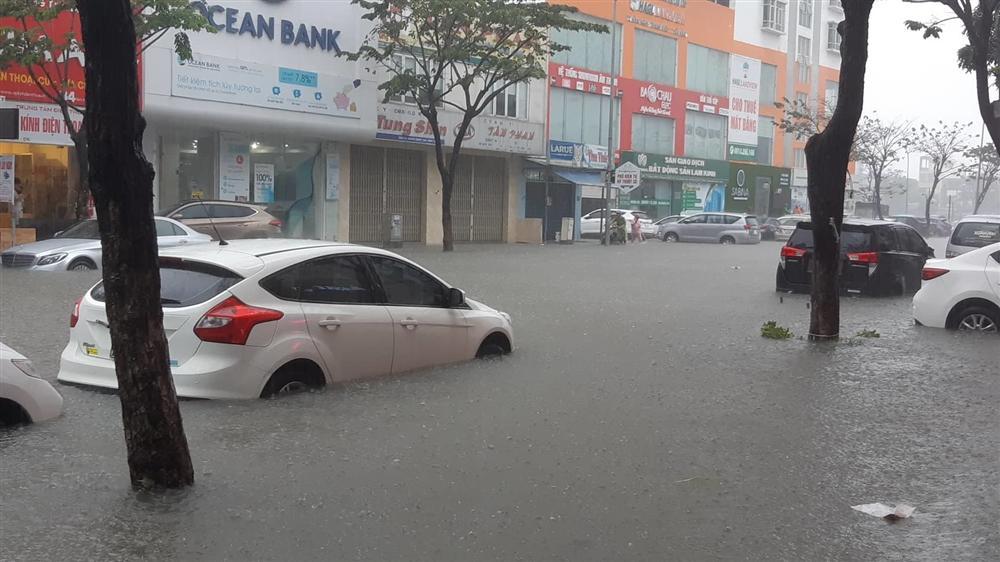 Đà Nẵng mưa cực to, ngập chưa từng có-18
