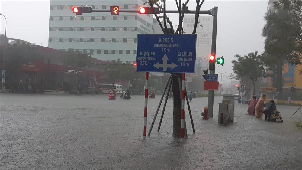 Đà Nẵng mưa cực to, ngập chưa từng có-19